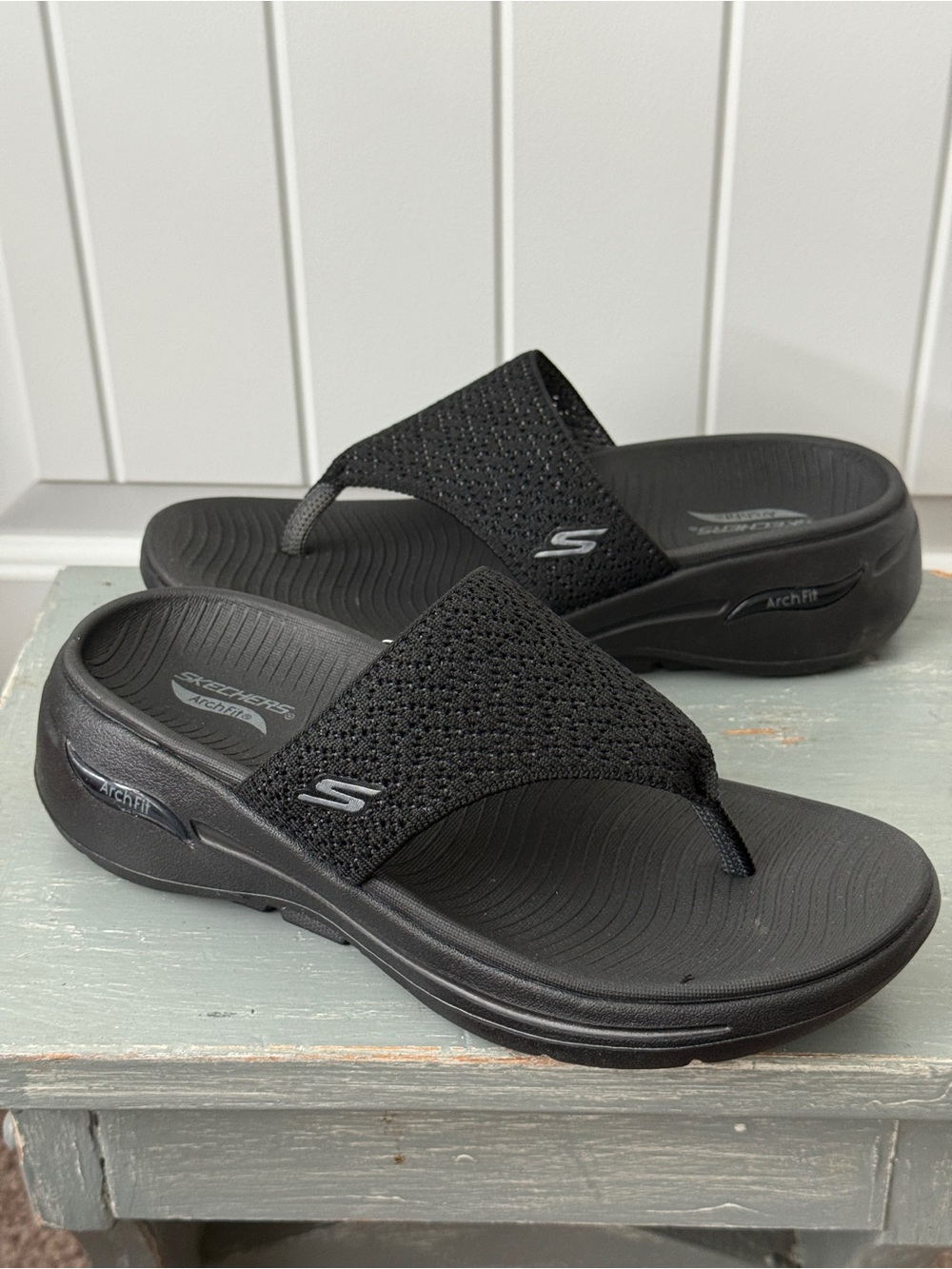 Skechers Women's GO WALK Arch Fit Sandals in Black New Size 6